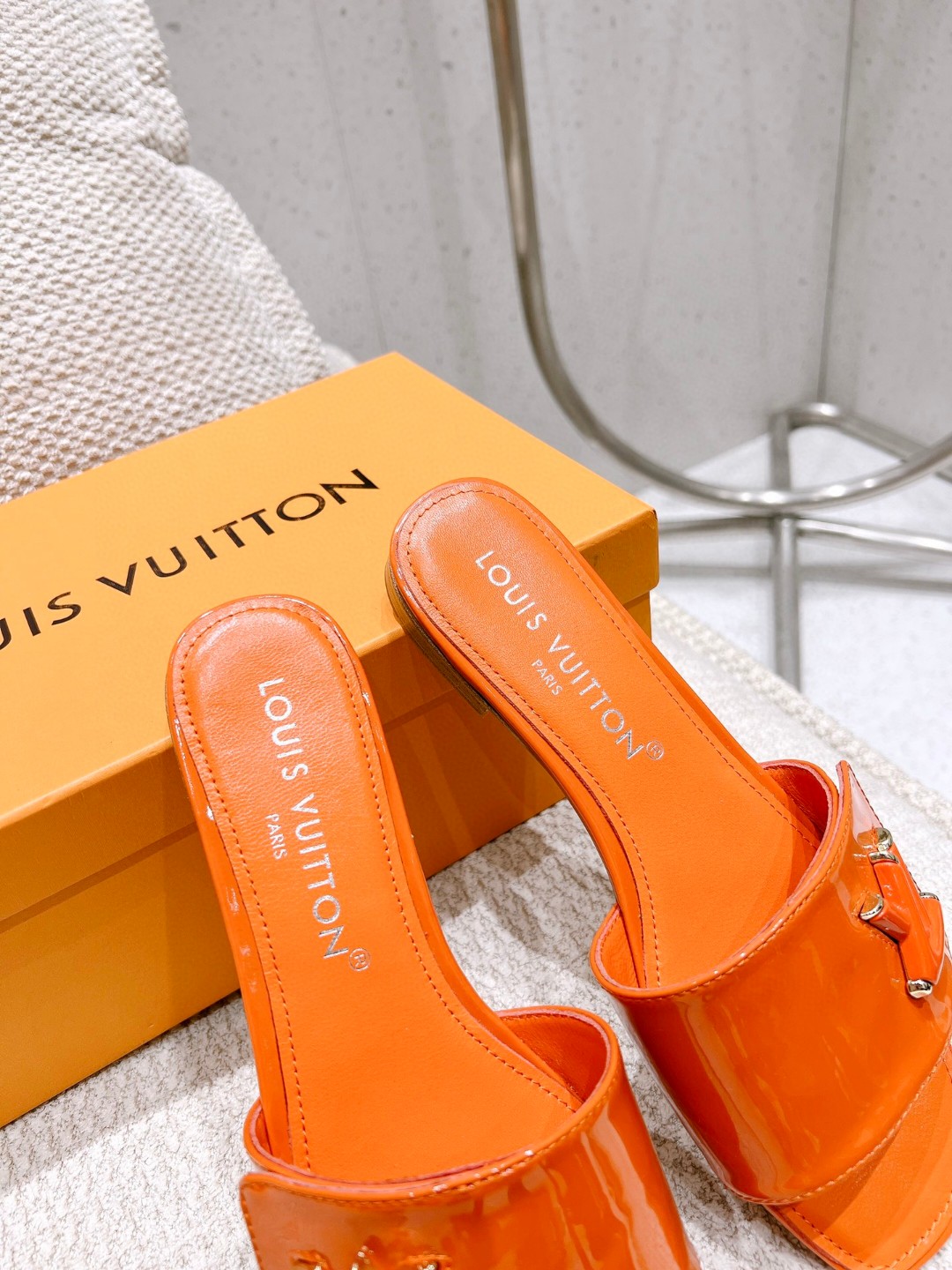 L0vis Vvtt0n Shake Flat Mule Orange For Women