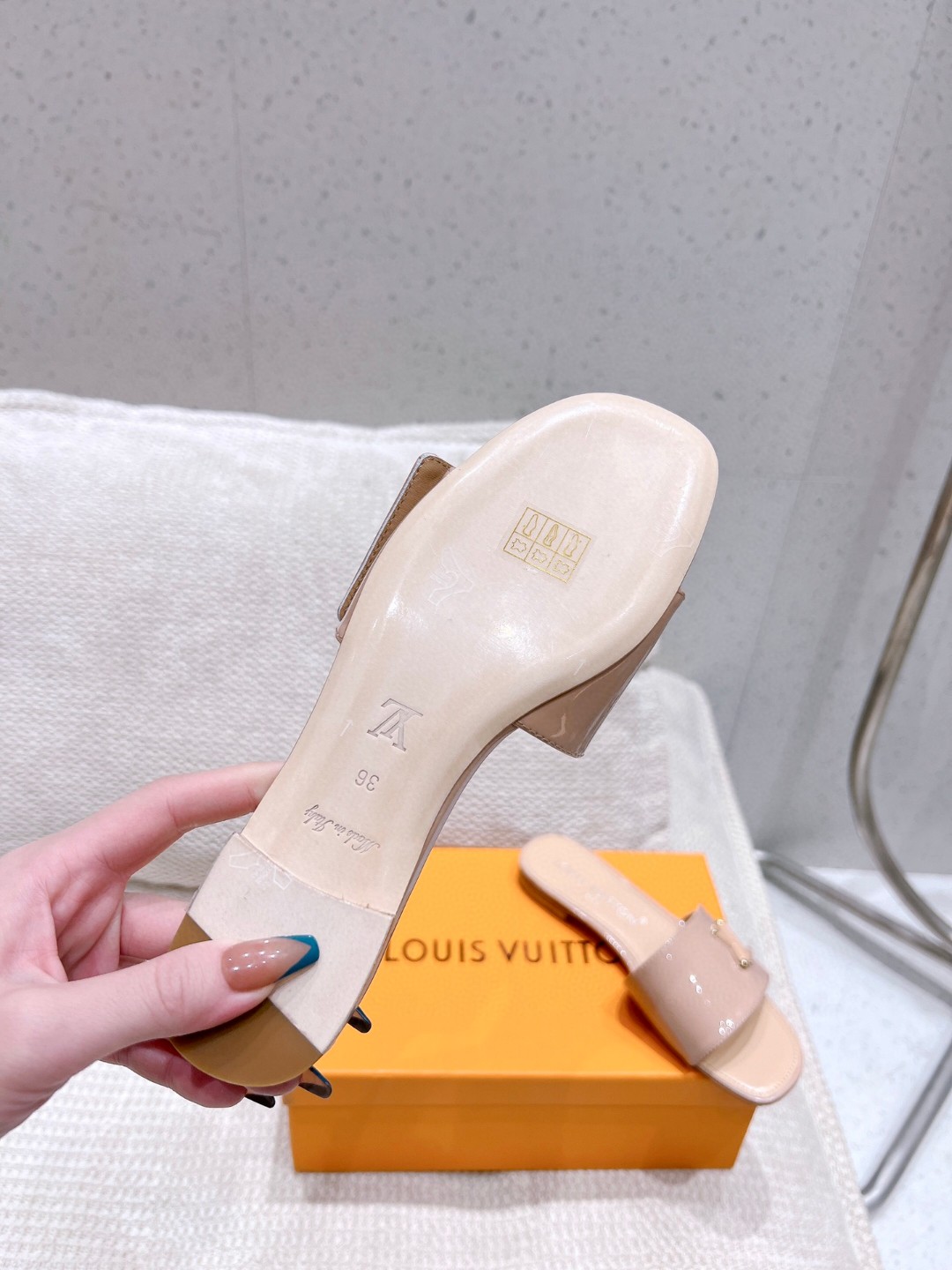 L0vis Vvtt0n Shake Flat Mule Beige For Women