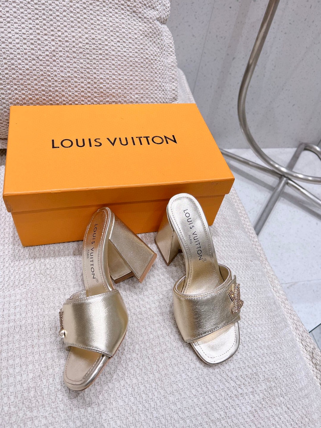 L0vis Vvtt0n Shake Mule Gold For Women