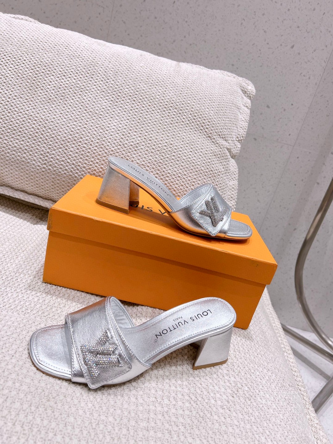 L0vis Vvtt0n Shake Mule Silver For Women 1AB2P1