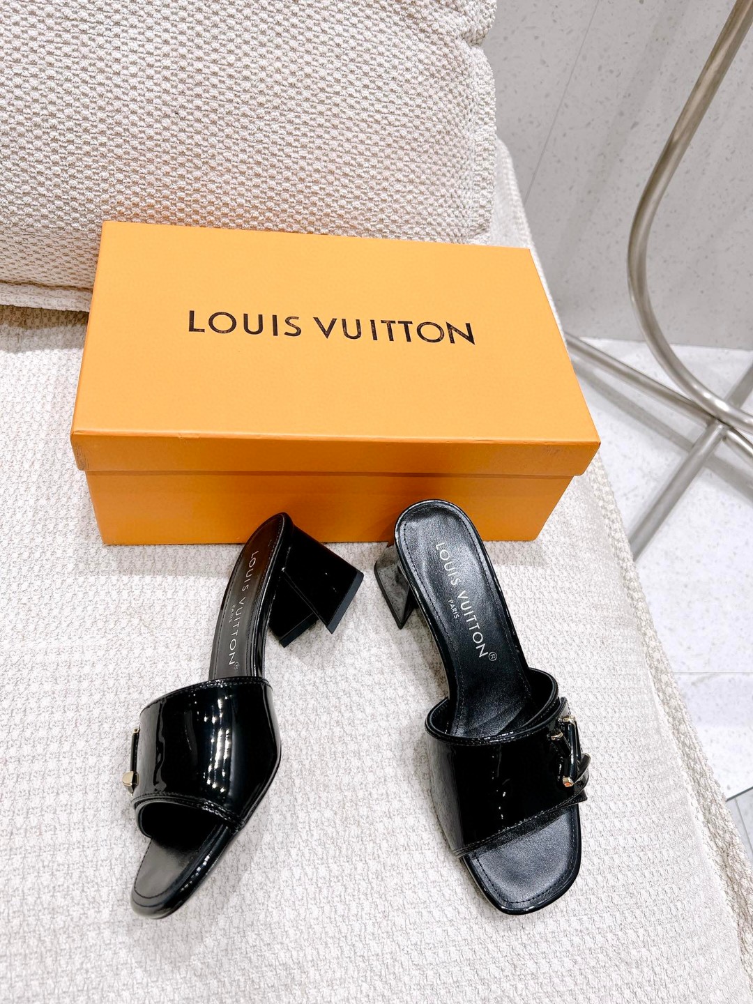 L0vis Vvtt0n Shake Mule Black For Women