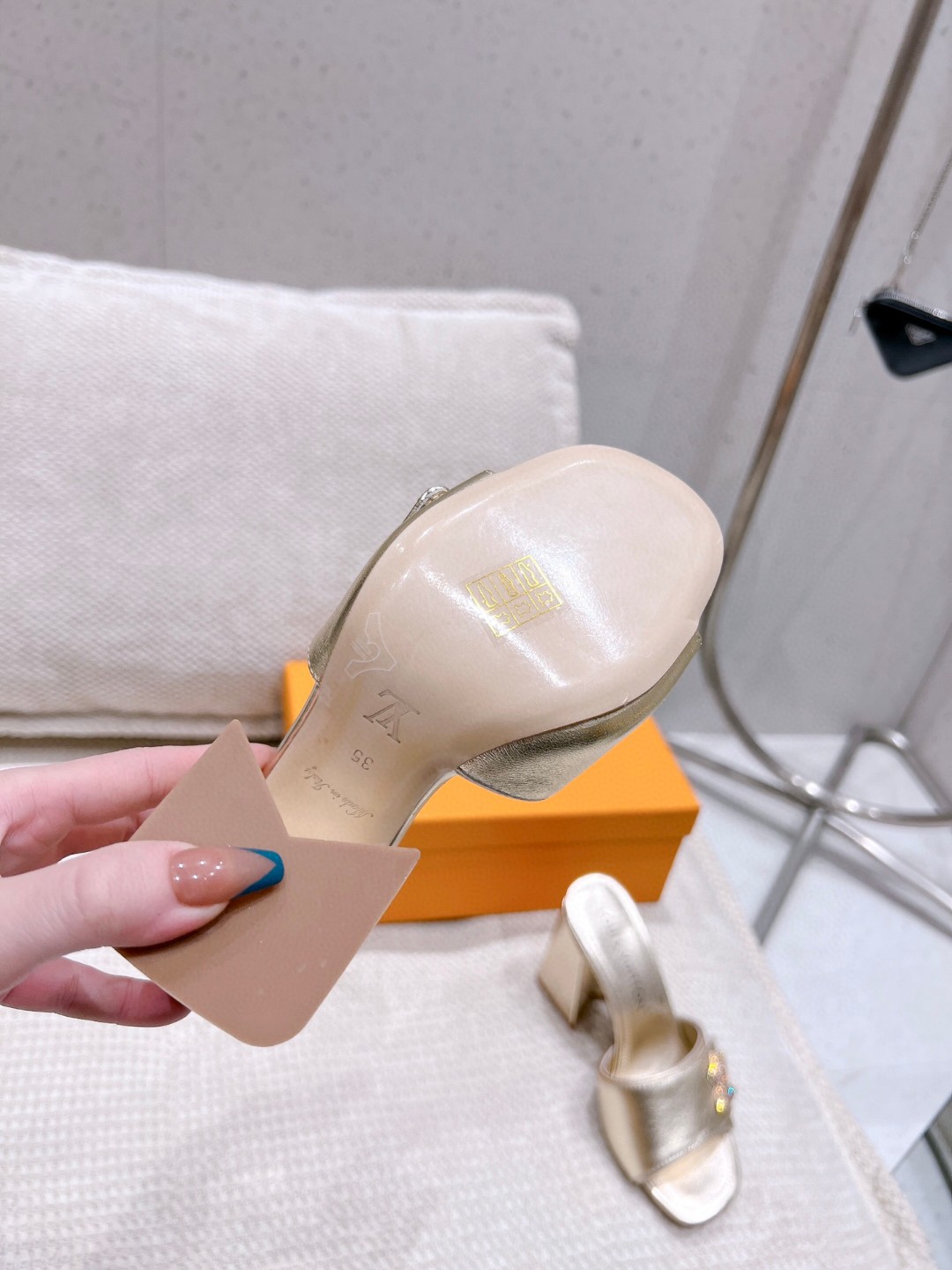 L0vis Vvtt0n Shake Mule Gold For Women