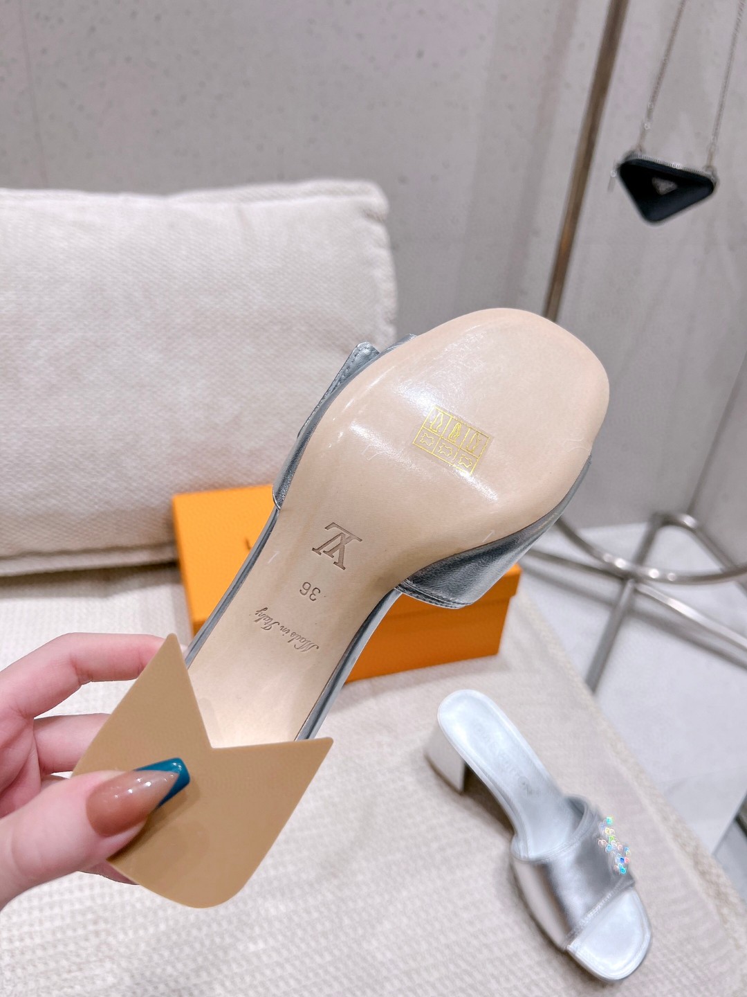 L0vis Vvtt0n Shake Mule Silver For Women 1AB2P1