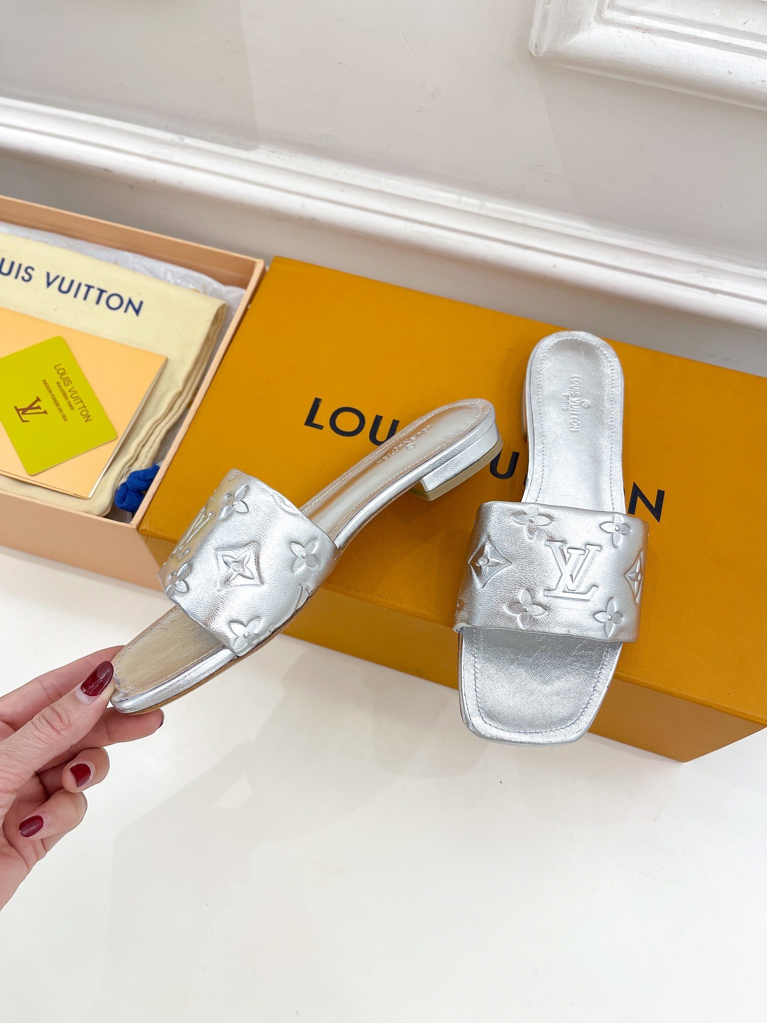 L0vis Vvtt0n Women’s Revival Flat Mule Sliver For Women LV 1A9QJG