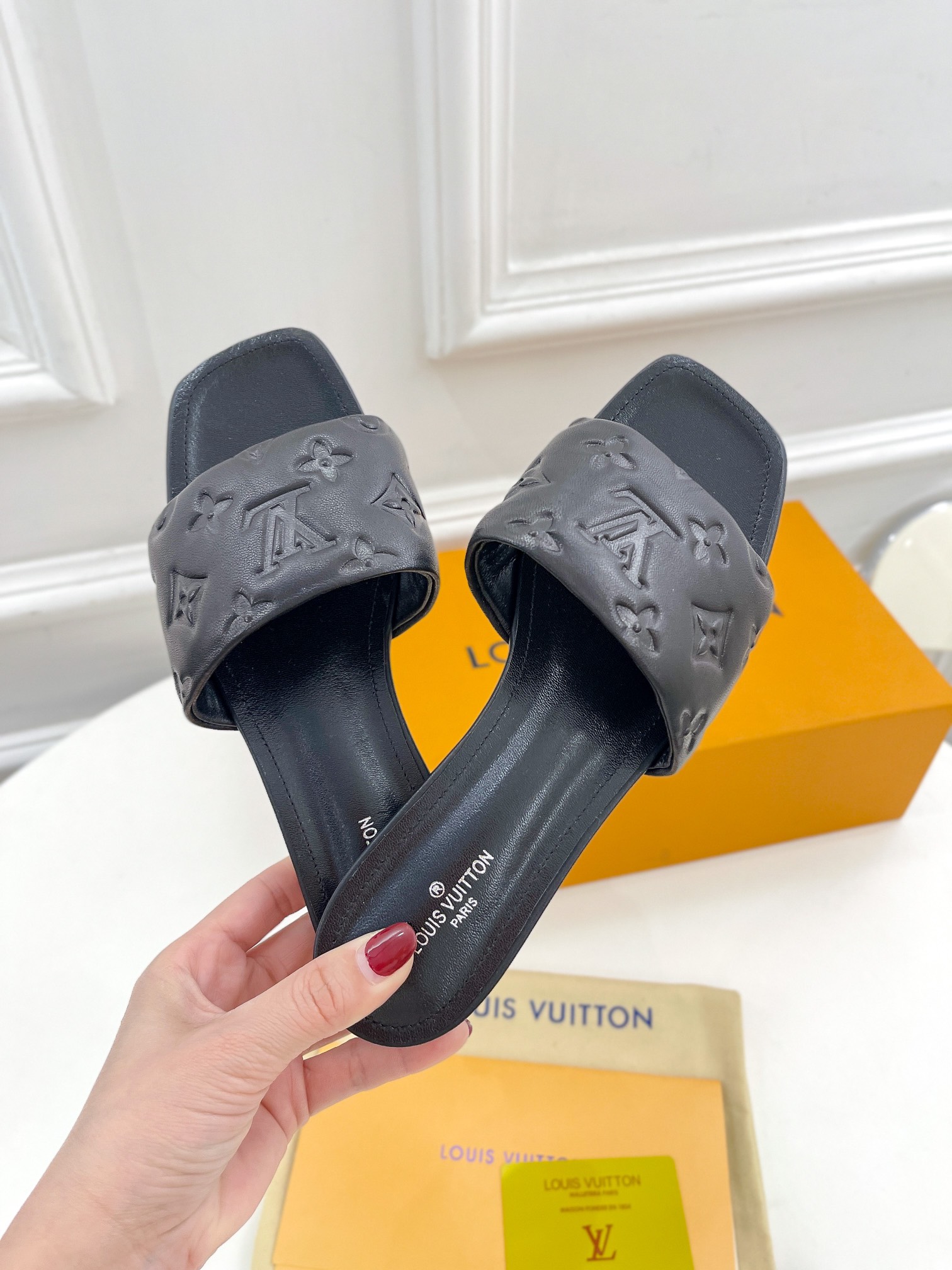 L0vis Vvtt0n Women’s Revival Flat Mule Black For Women LV 1A9P3T