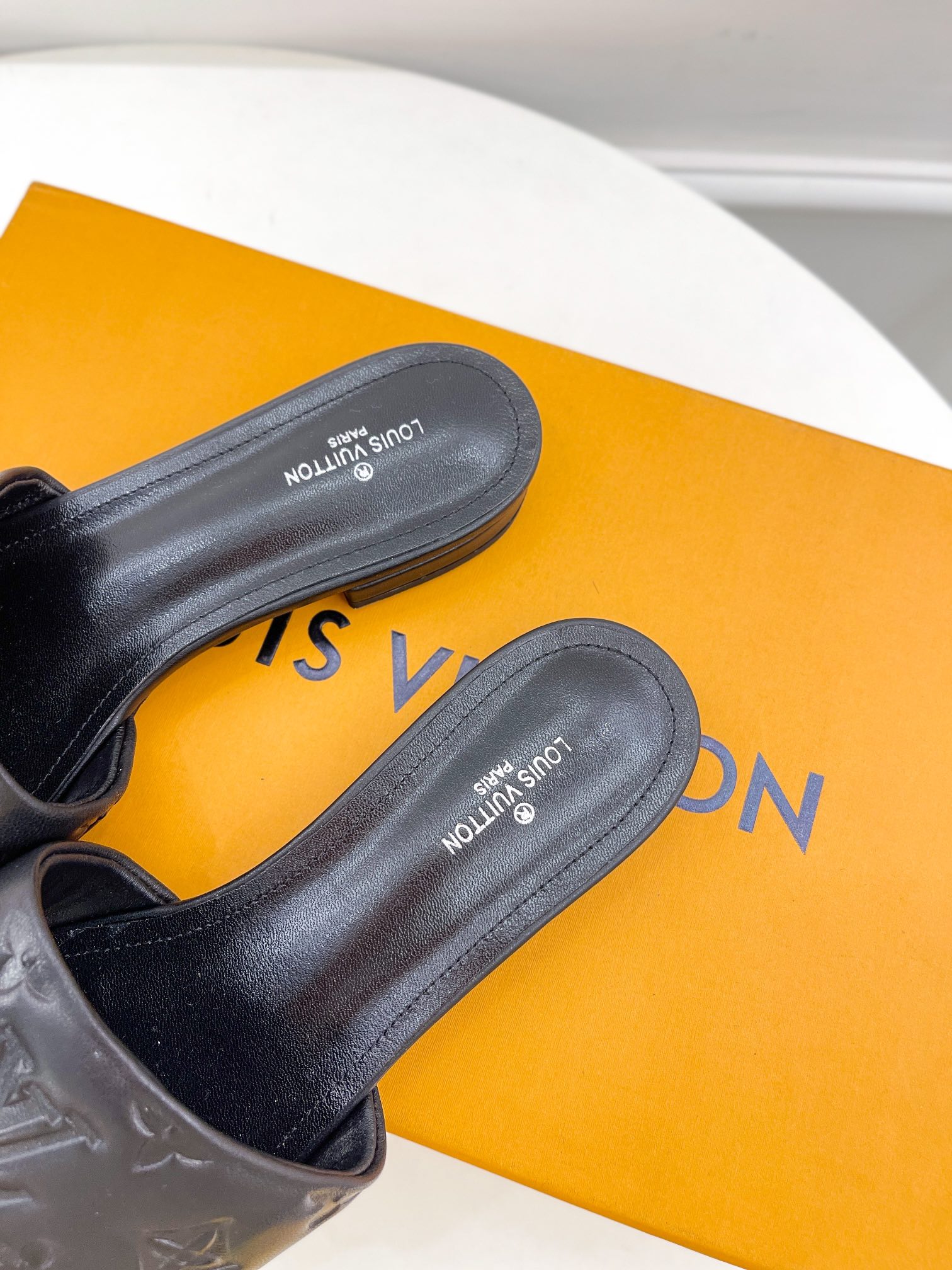 L0vis Vvtt0n Women’s Revival Flat Mule Black For Women LV 1A9P3T