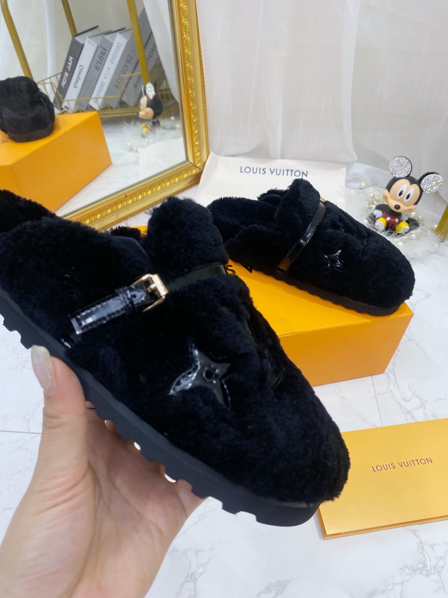 L0vis Vvtt0n Women’s Winterbreak Flat Comfort Mule Dark Blue For Women LV