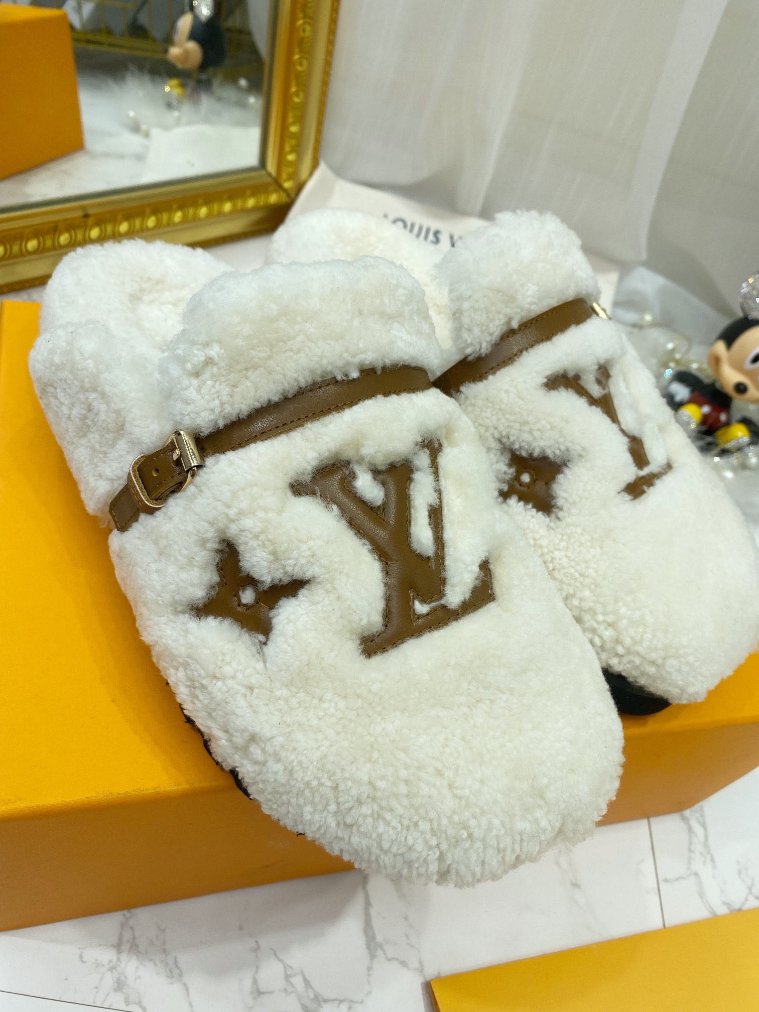 L0vis Vvtt0n Women’s Winterbreak Flat Comfort Mule White For Women LV