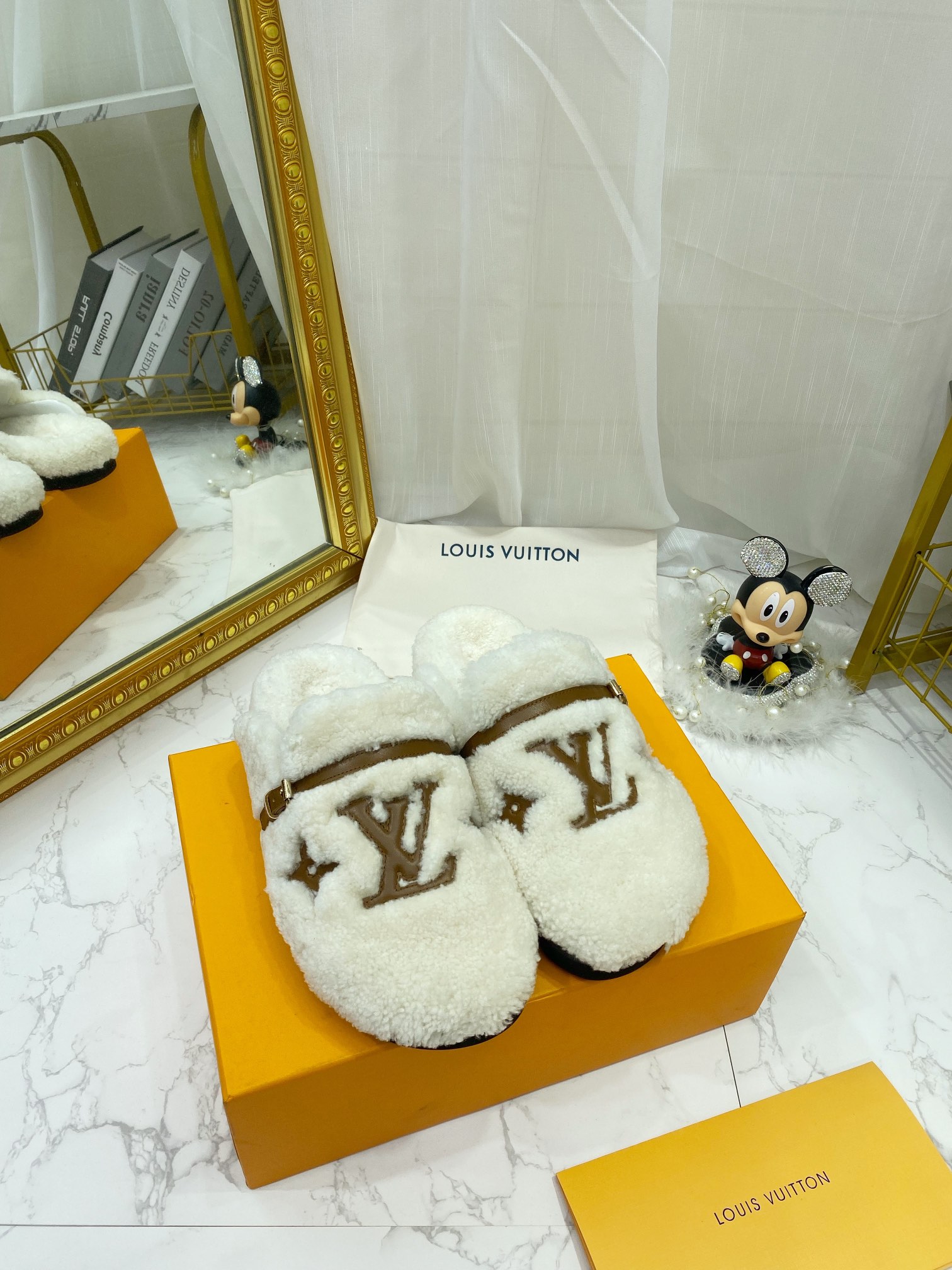 L0vis Vvtt0n Women’s Winterbreak Flat Comfort Mule White For Women LV