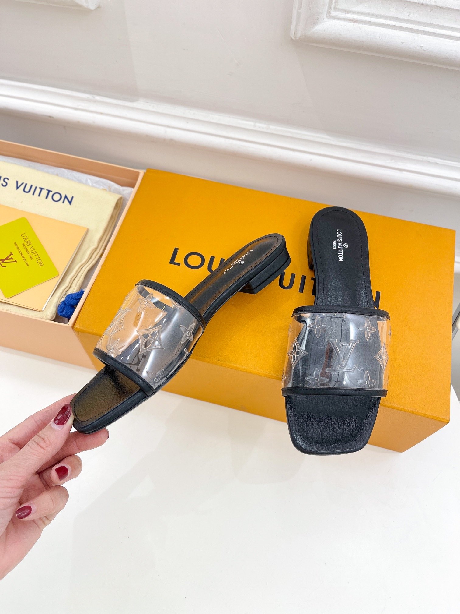 L0vis Vvtt0n Women’s Revival Flat Mule Black For Women LV