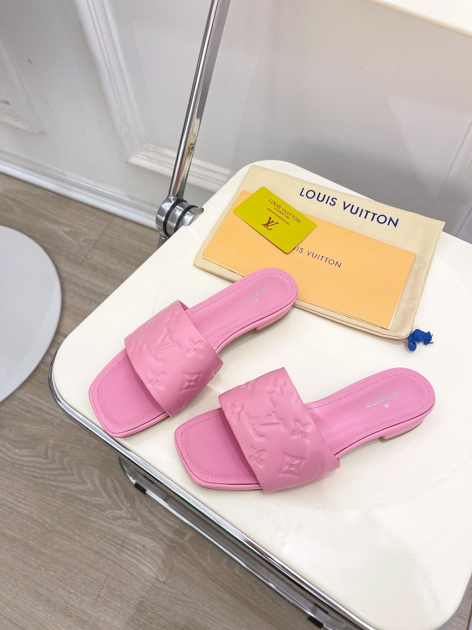 L0vis Vvtt0n Women’s Revival Flat Mule Light Pink For Women LV 1A9PA1