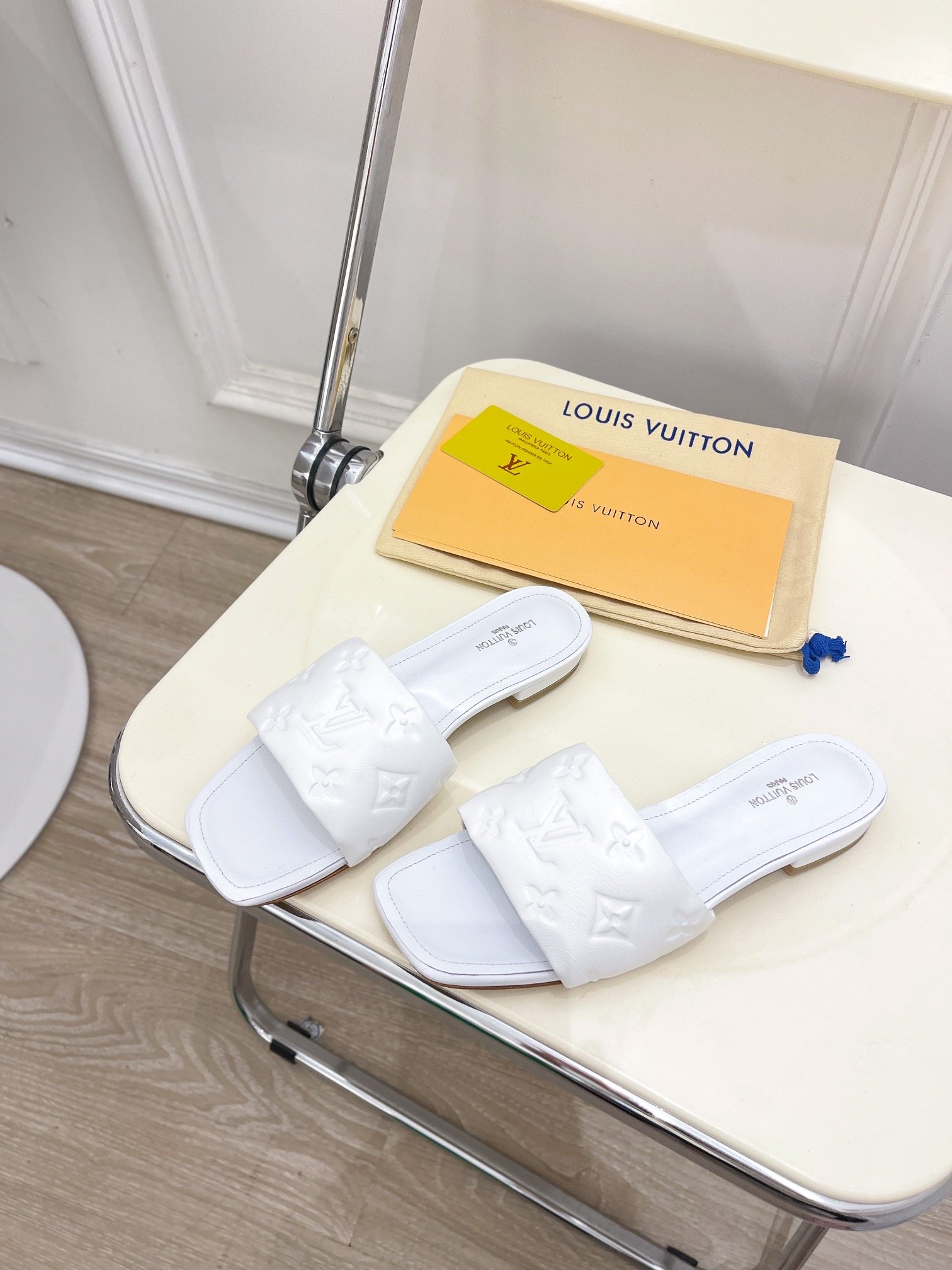 L0vis Vvtt0n Women’s Revival Flat Mule White For Women LV 1A9P4P