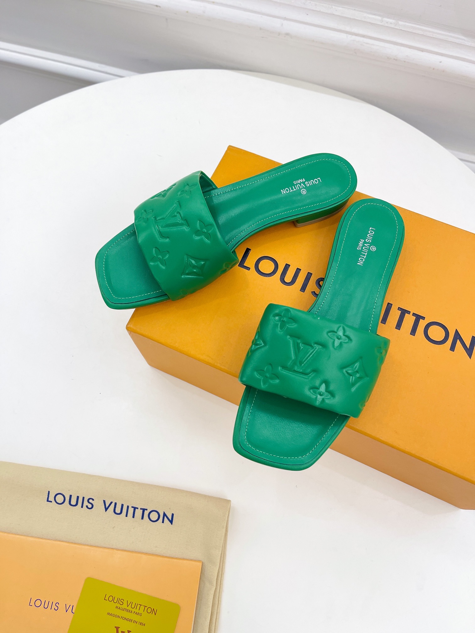 L0vis Vvtt0n Women’s Revival Flat Mule Green For Women LV 1A9P5L