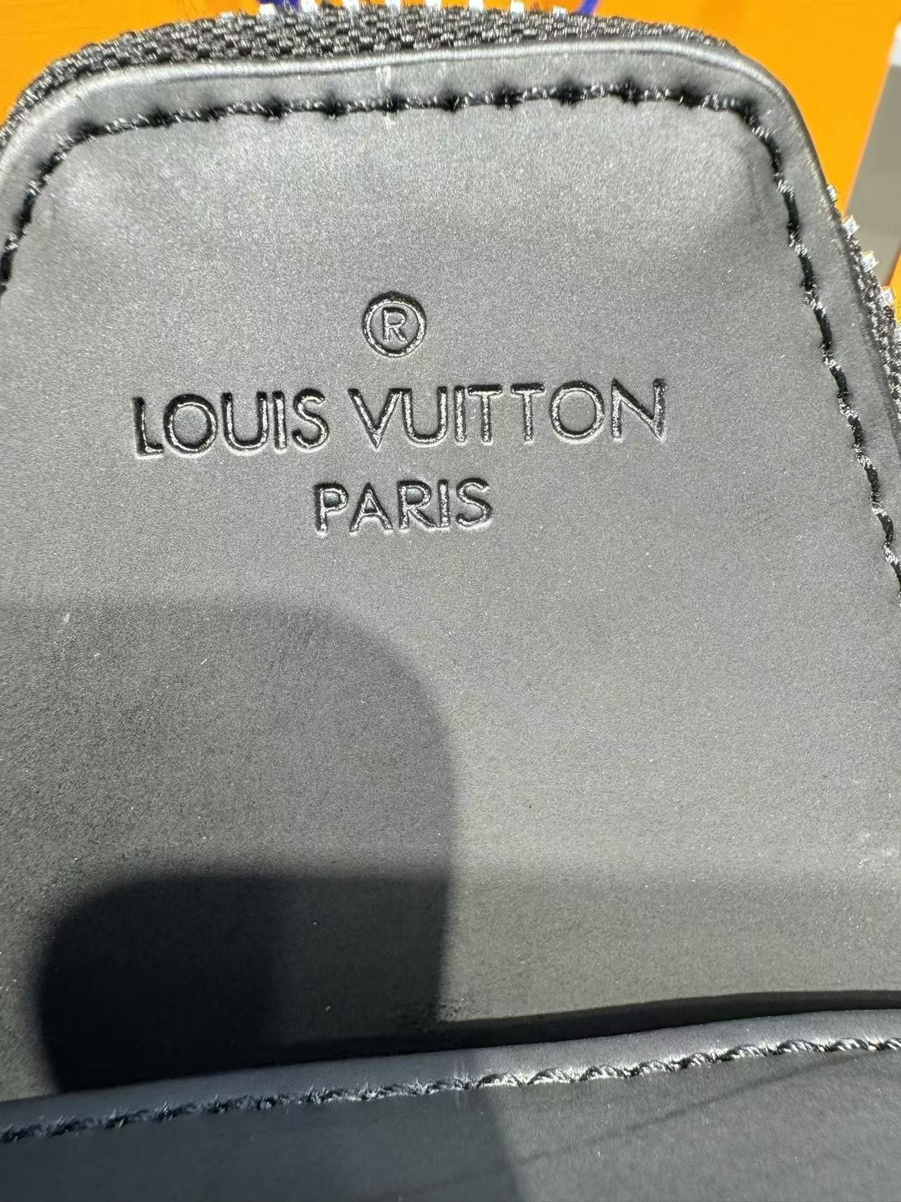 L0vis Vvtt0n Avenue NM Slingbag Black For Men 31cm/12.2in