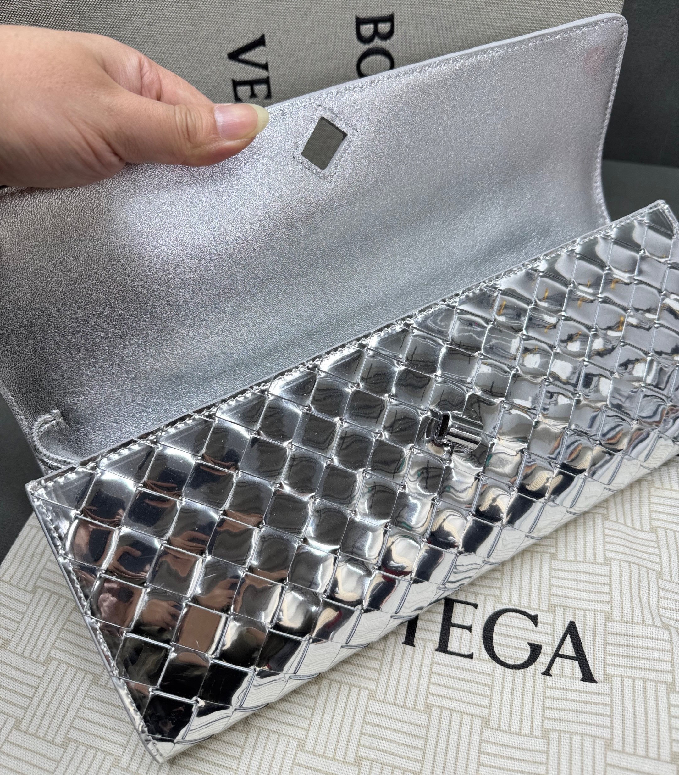 B0tt*ga Ven*ta Andiamo Clutch 12.2in/ 31cm Silver Metallic Silver Hardware For Women