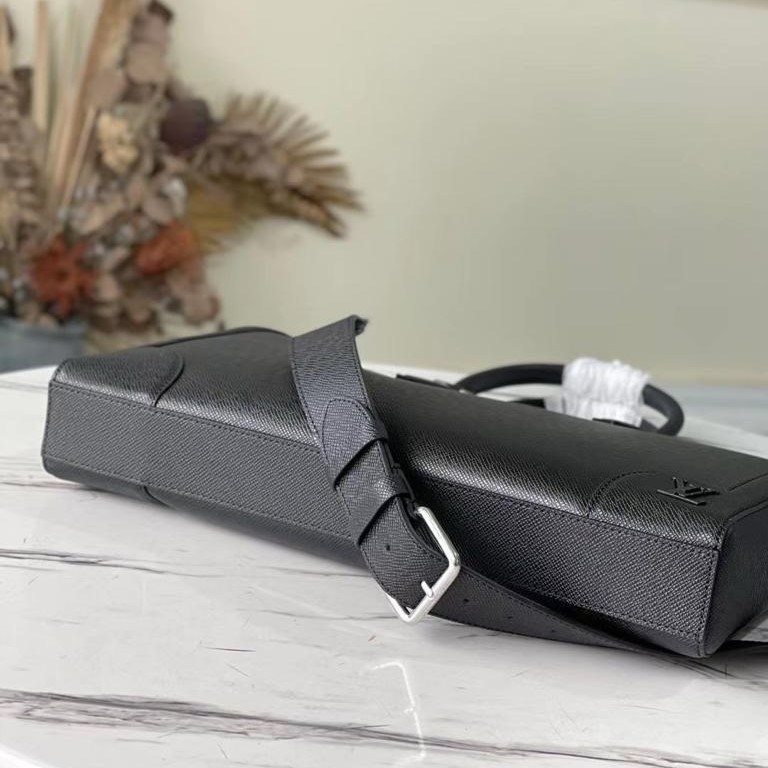 L0vis Vvtt0n Slim Briefcase Taiga Black For Men 15.7in/40cm M30810