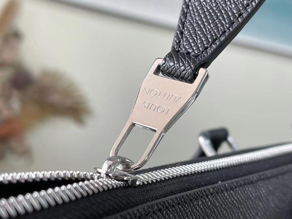 L0vis Vvtt0n Slim Briefcase Taiga Black For Men 15.7in/40cm M30810