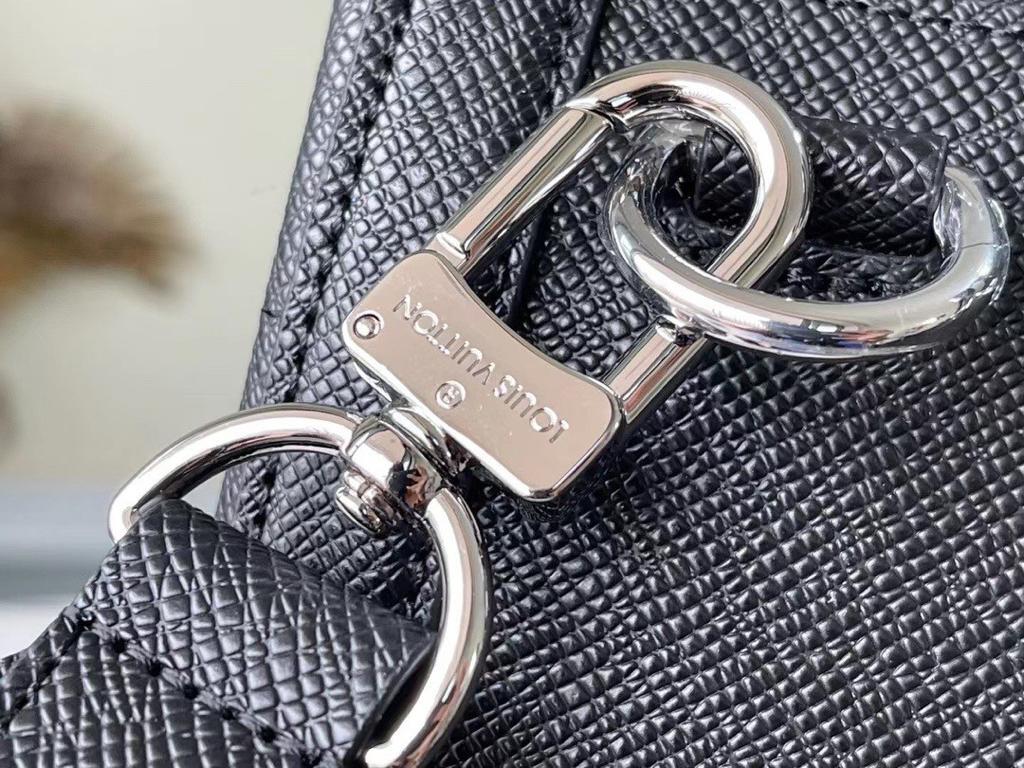 L0vis Vvtt0n Slim Briefcase Taiga Black For Men 15.7in/40cm M30810