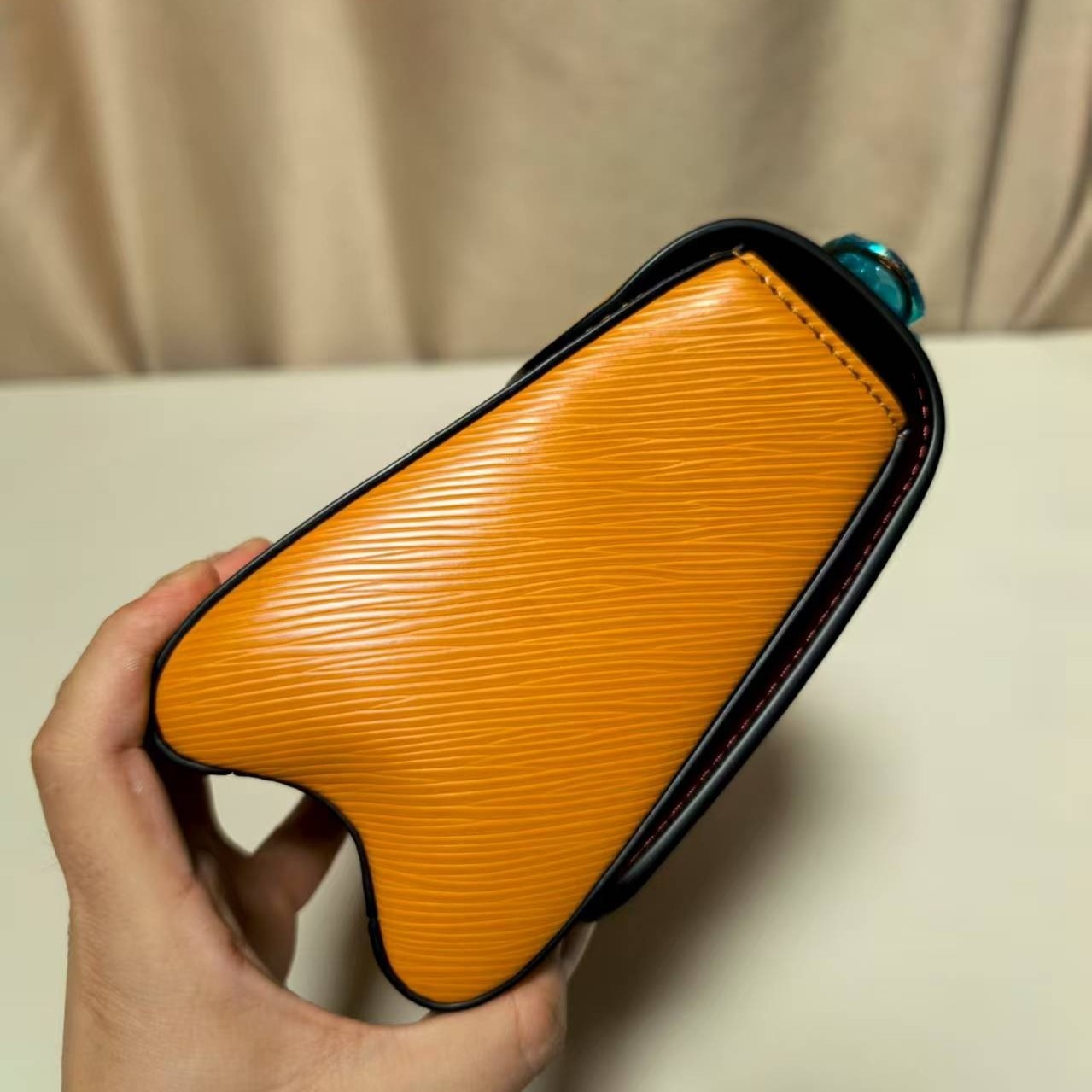 L0vis Vvtt0n Twist MM Epi Gold Miel Brown For Women, Women’s Bags, Shoulder And Crossbody Bags 9.1in/23cm LV M59686