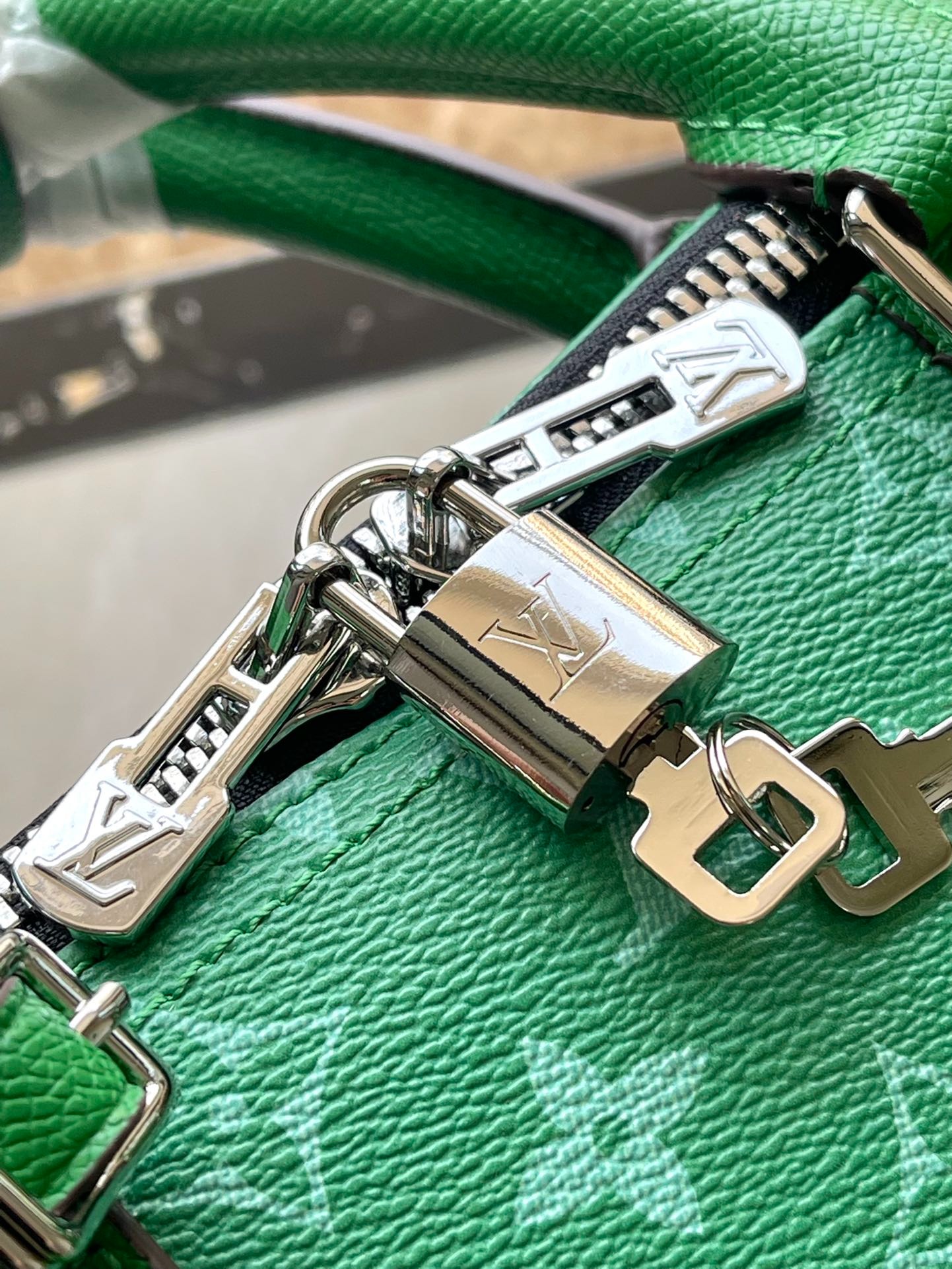 L0vis Vvtt0n Keepall Bandouliere 45 Green 17.7in/45cm M31046