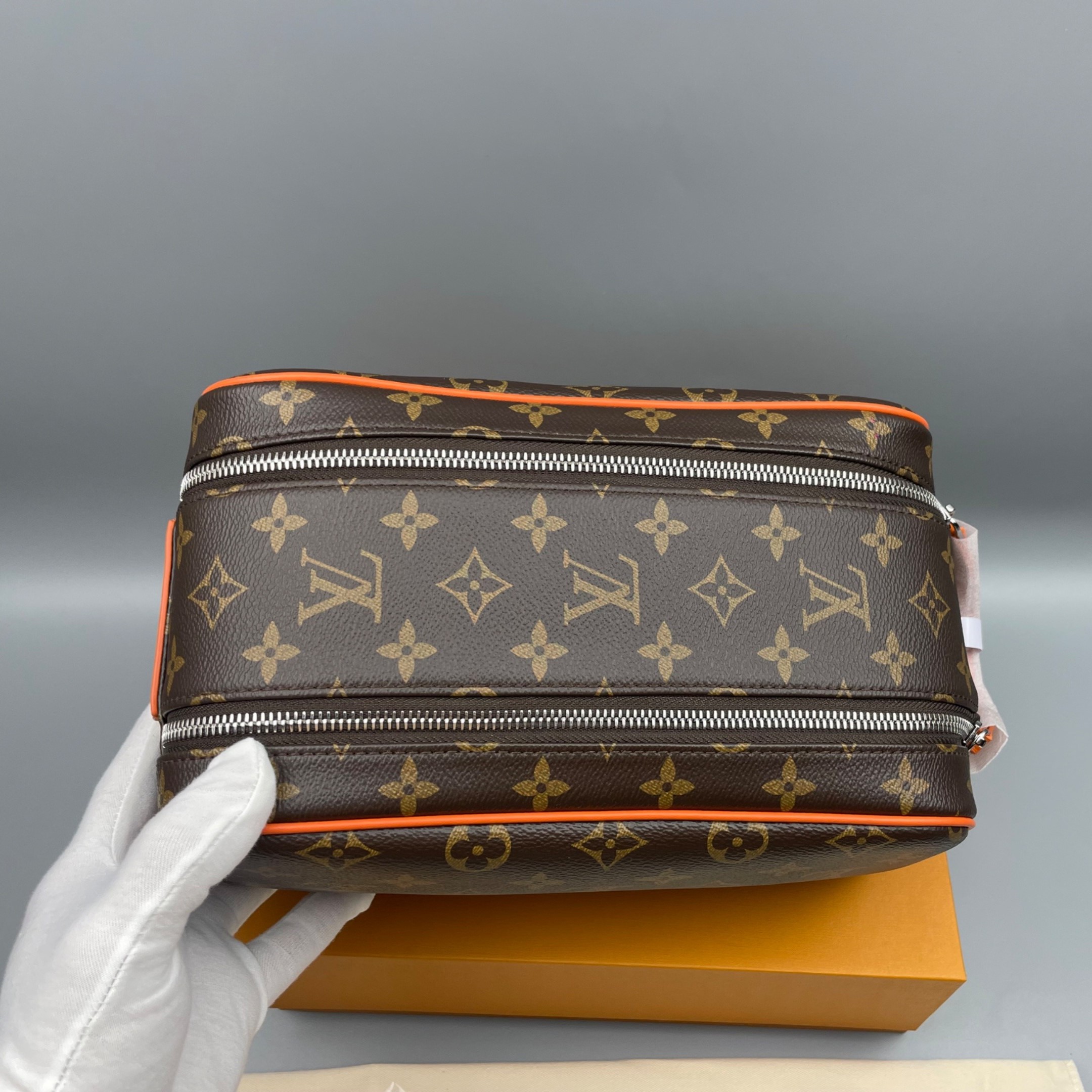 L0vis Vvtt0n Dopp Kit Toiletry Bag Orange 11in/28cm M46765