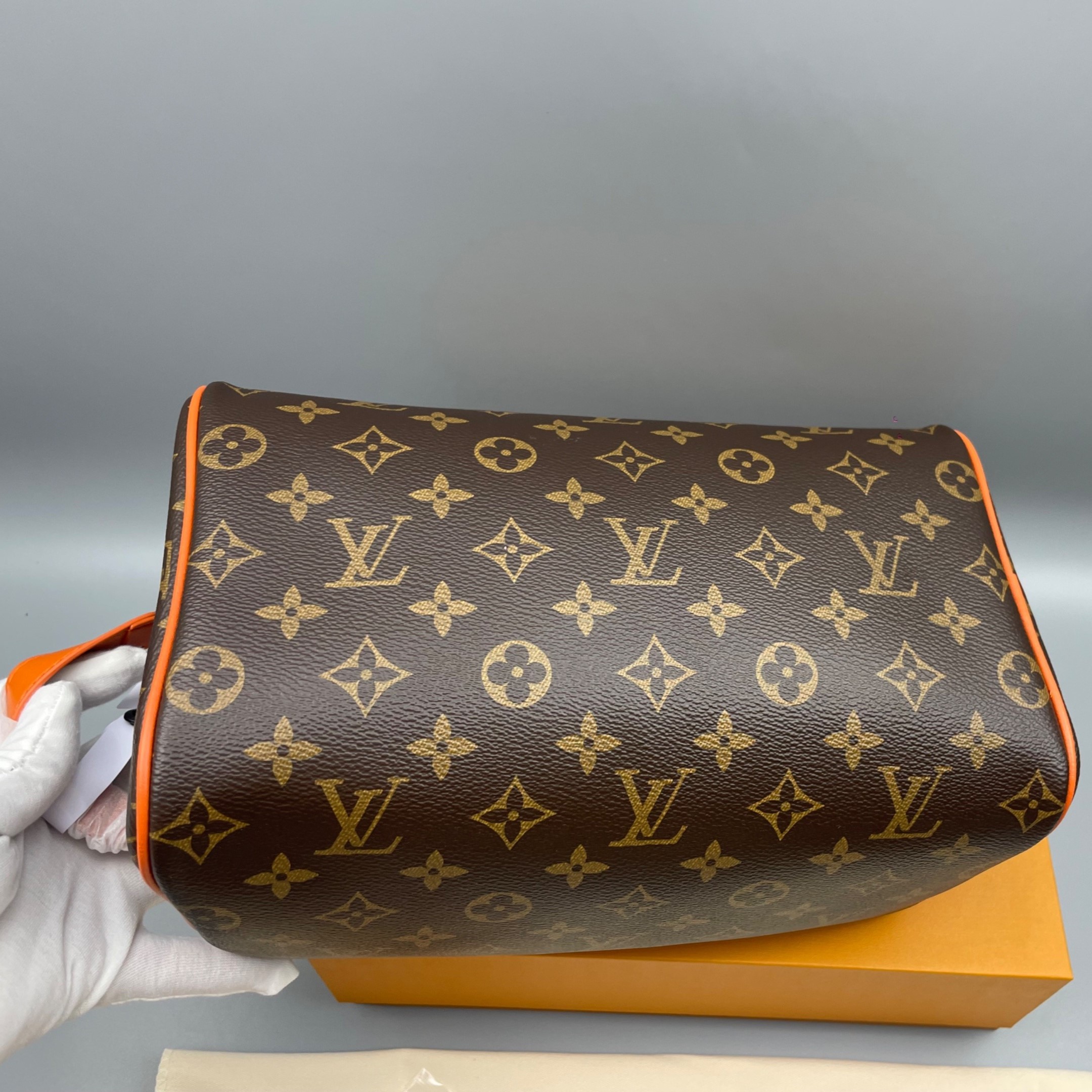 L0vis Vvtt0n Dopp Kit Toiletry Bag Orange 11in/28cm M46765