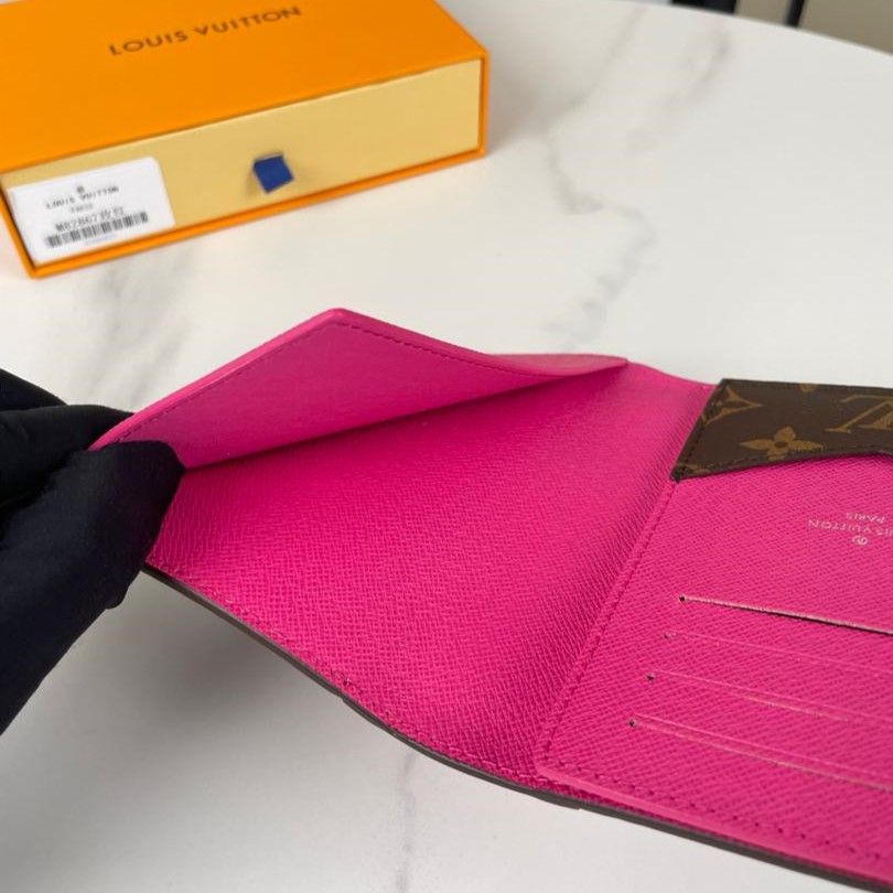 L0vis Vvtt0n Passport Cover Wallet Pink For Men 5.5in/14cm M82866