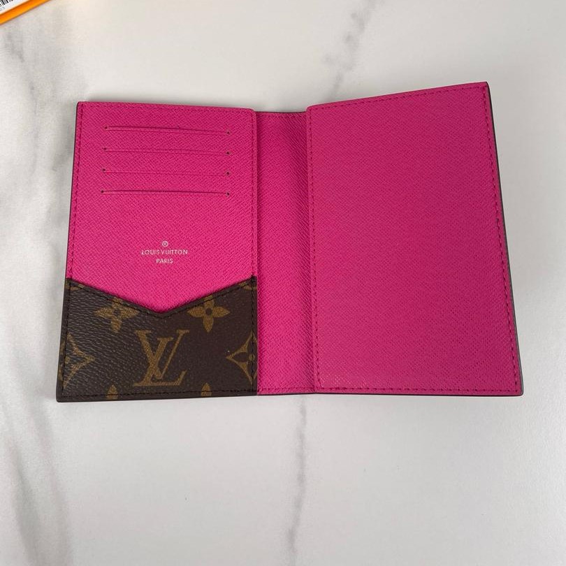 L0vis Vvtt0n Passport Cover Wallet Pink For Men 5.5in/14cm M82866