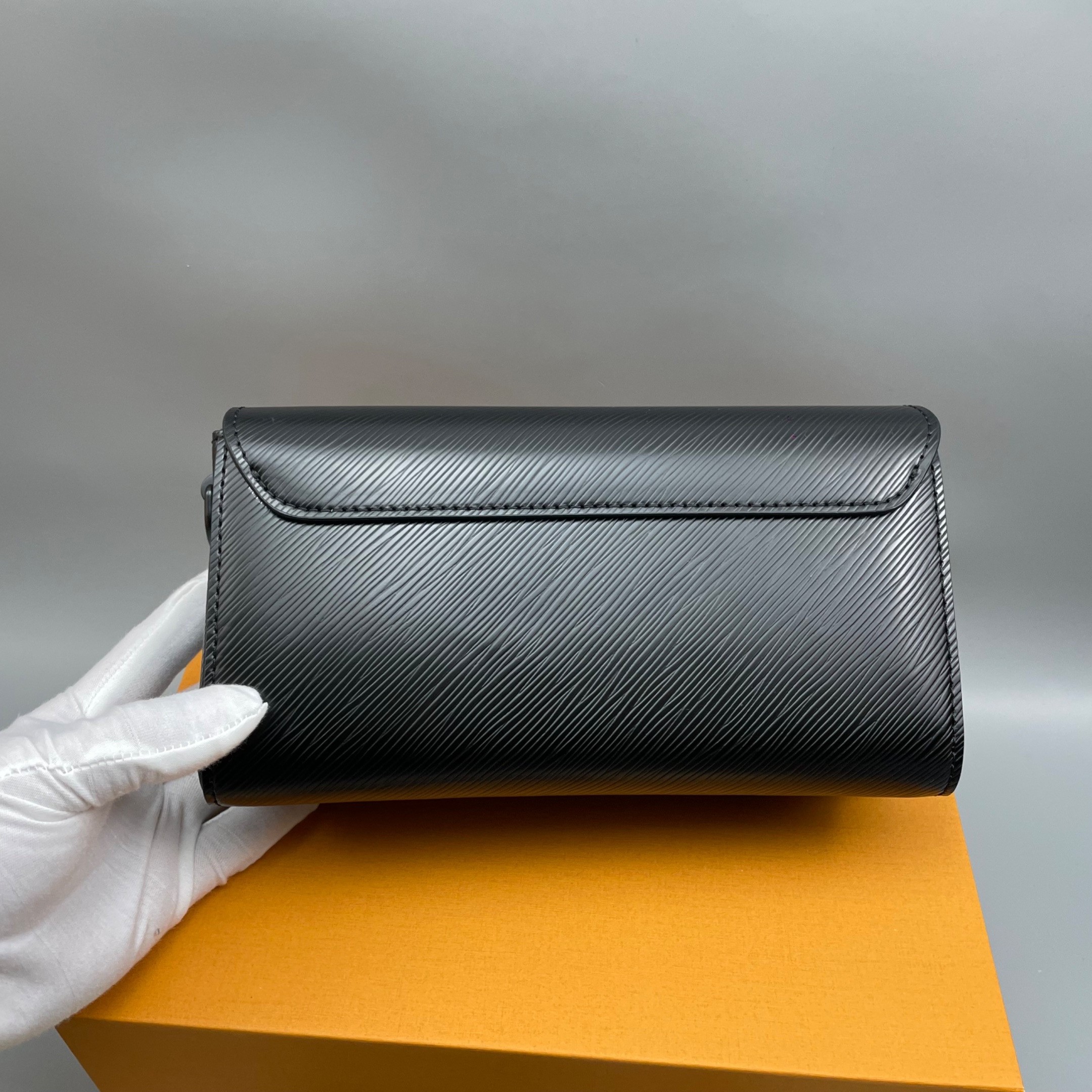 L0vis Vvtt0n Twist West Black For Women 24cm/9.3in – M25336