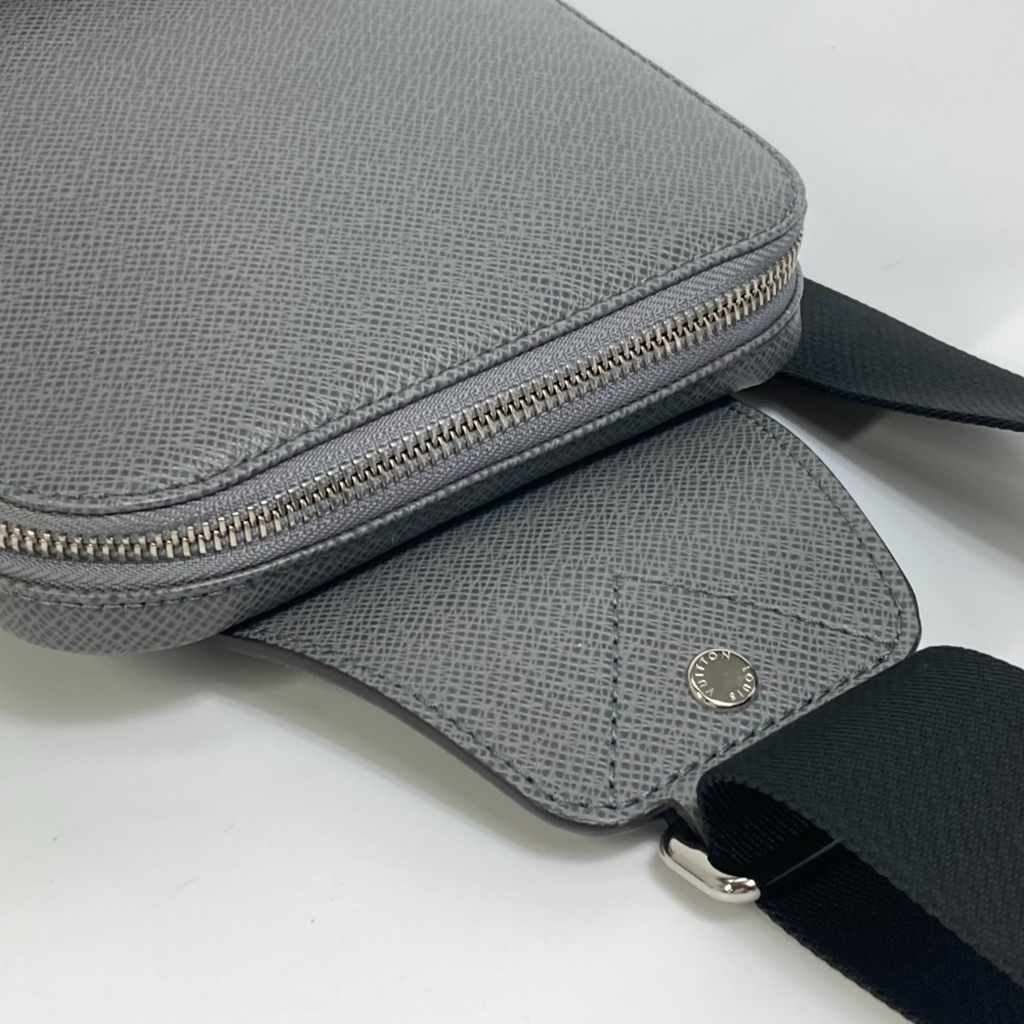 L0vis Vvtt0n Avenue Sling Bag Taiga Grey For Men, Men’s Bags, Crossbody Bags 12.2in/31cm LV M30801