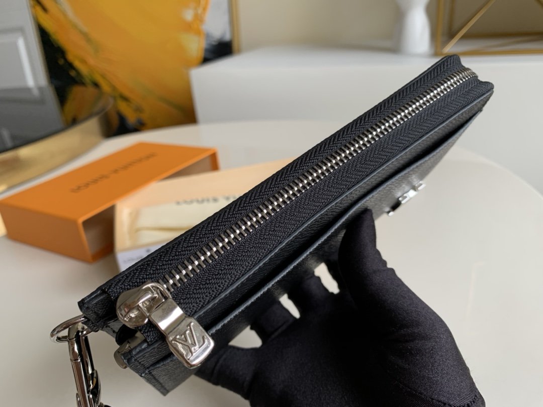 L0vis Vvtt0n Zippy Dragonne Wallet Taiga Black For Men, Men’s Wallet 19cm LV M69409