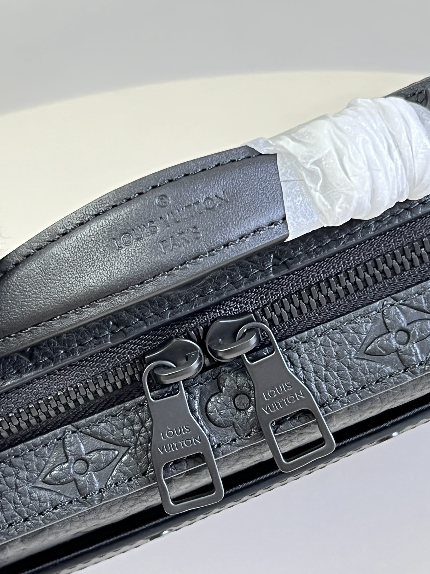 L0vis Vvtt0n Handle Soft Trunk Black Taurillon Monogram For Men, Men’s Bags 8.5in/22cm LV M59163