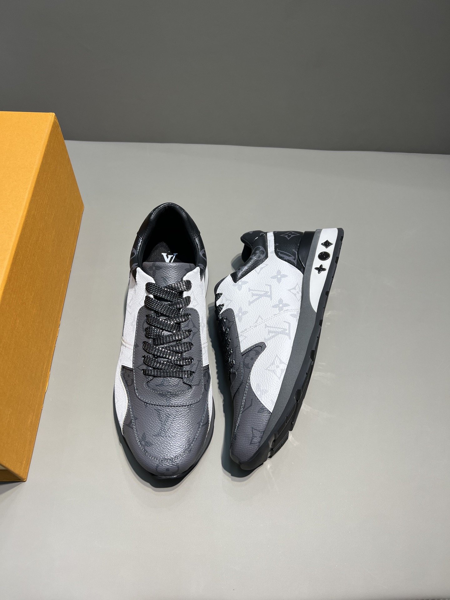 L0vis Vvtt0n Run Away Sneaker Monogram Canvas Black/White/Grey For Men LV