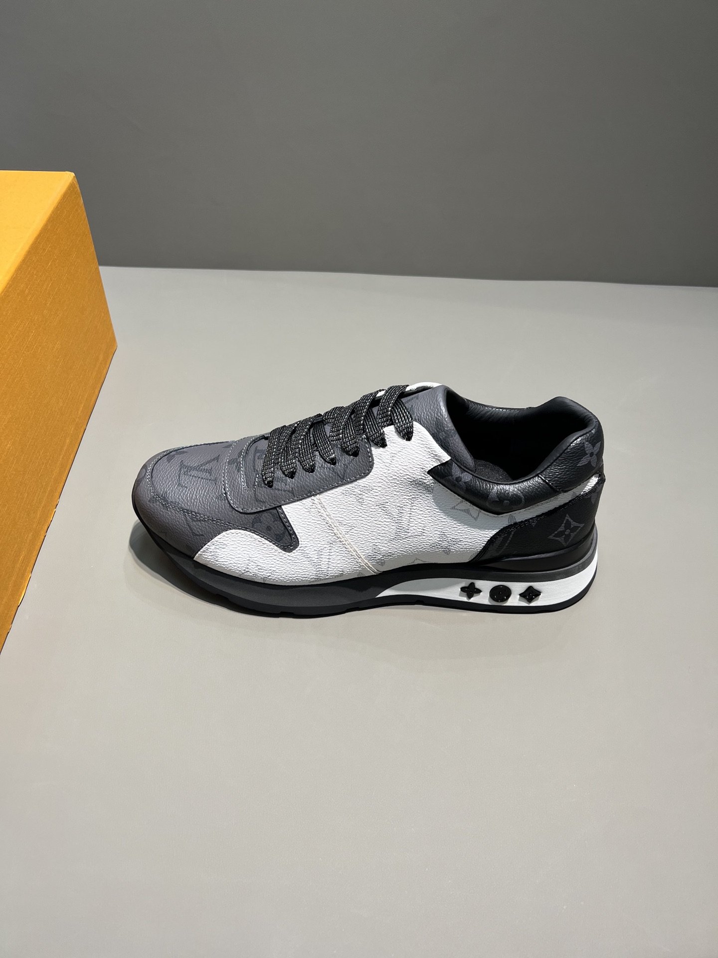 L0vis Vvtt0n Run Away Sneaker Monogram Canvas Black/White/Grey For Men LV