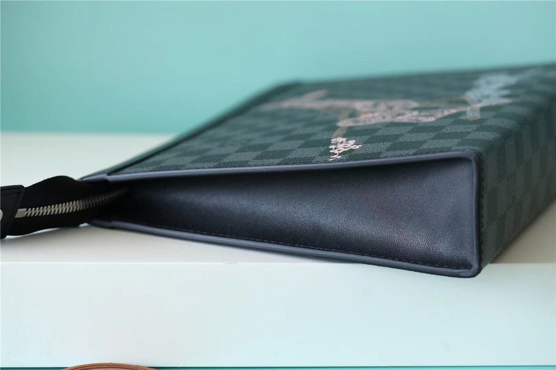 L0vis Vvtt0n Pochette Voyage MM Damier Graphite Stamps Canvas For Men, Men’s Wallet 10.6in/27cm LV N64605