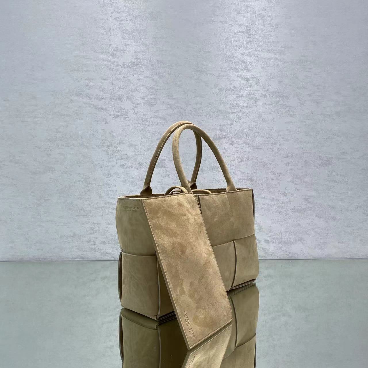 B0tt*ga Ven*ta Small Arco Tote Bag Brown, For Women, Women’s Bags 14.2in/36cm