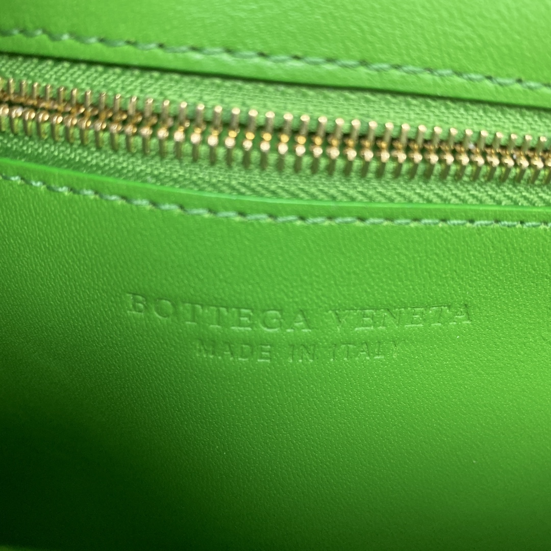 B0tt*ga Ven*ta Padded Cassette Green, For Women, Women’s Bags 10.2in/26cm 591970VCQR13724