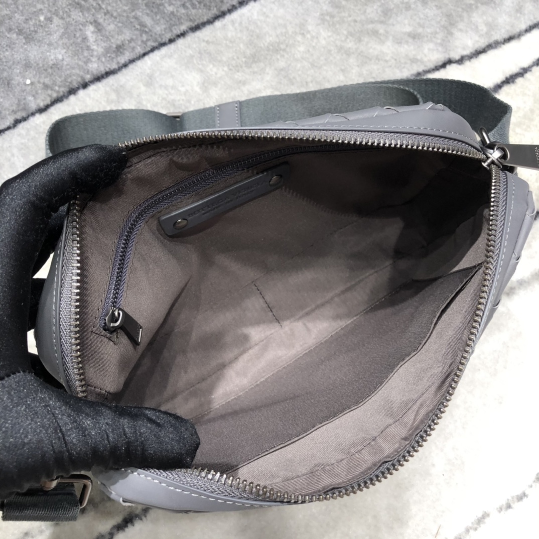 B0tt*ga Ven*ta Classic Intrecciato Gray, For Women, Women’s Bags 9.6in/24.5cm