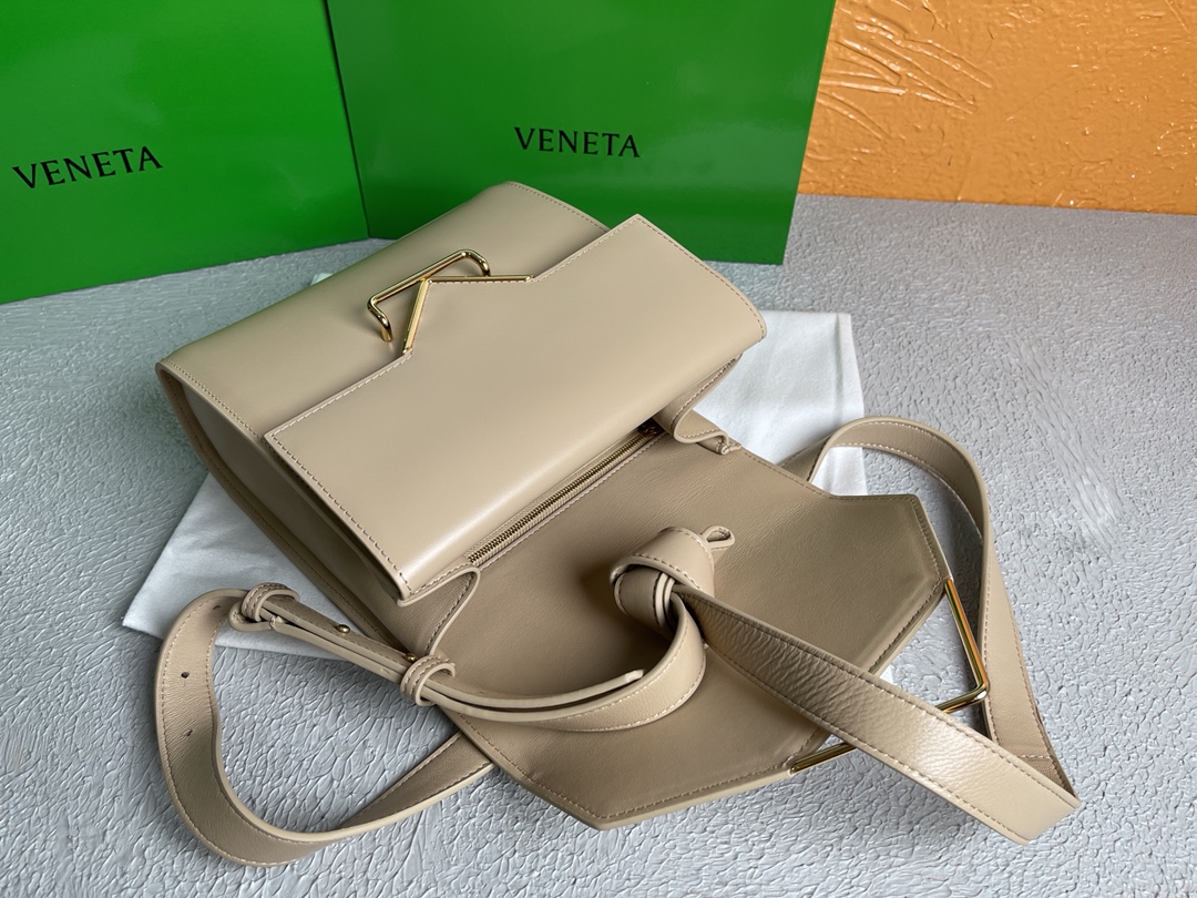 B0tt*ga Ven*ta Clip Bag Beige, For Women, Women’s Bags 9in/23cm