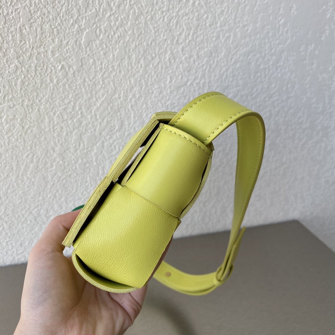 B0tt*ga Ven*ta Belt Cassette Acid Kiwi, For Women, Women’s Bags 7in/18cm 668572VMAY17301