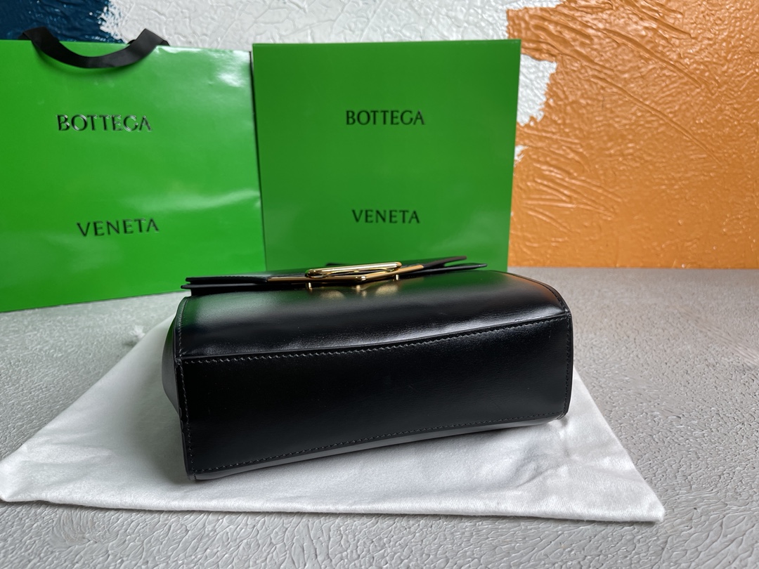 B0tt*ga Ven*ta Clip Bag Black, For Women, Women’s Bags 9in/23cm