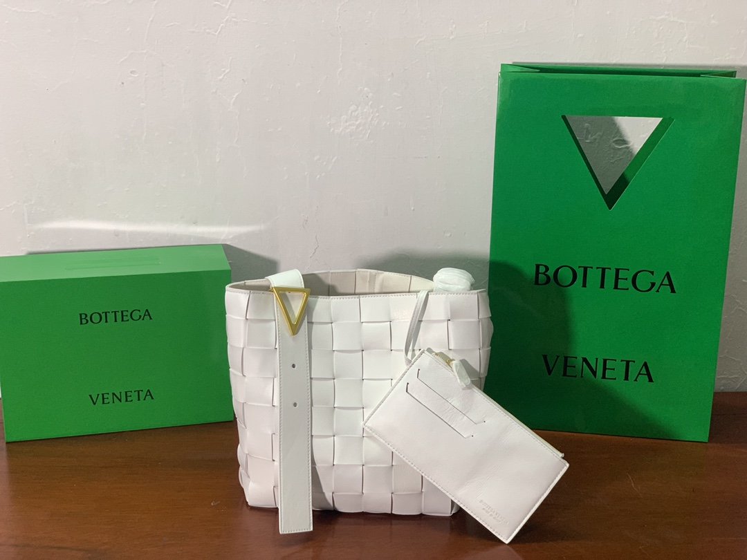 B0tt*ga Ven*ta Shoulder Bag Nappa White, For Women, Women’s Bags 12.9in/33cm