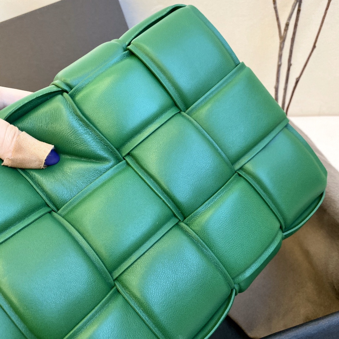 B0tt*ga Ven*ta Padded Cassette Bag For Women 10.2in/26cm In Green