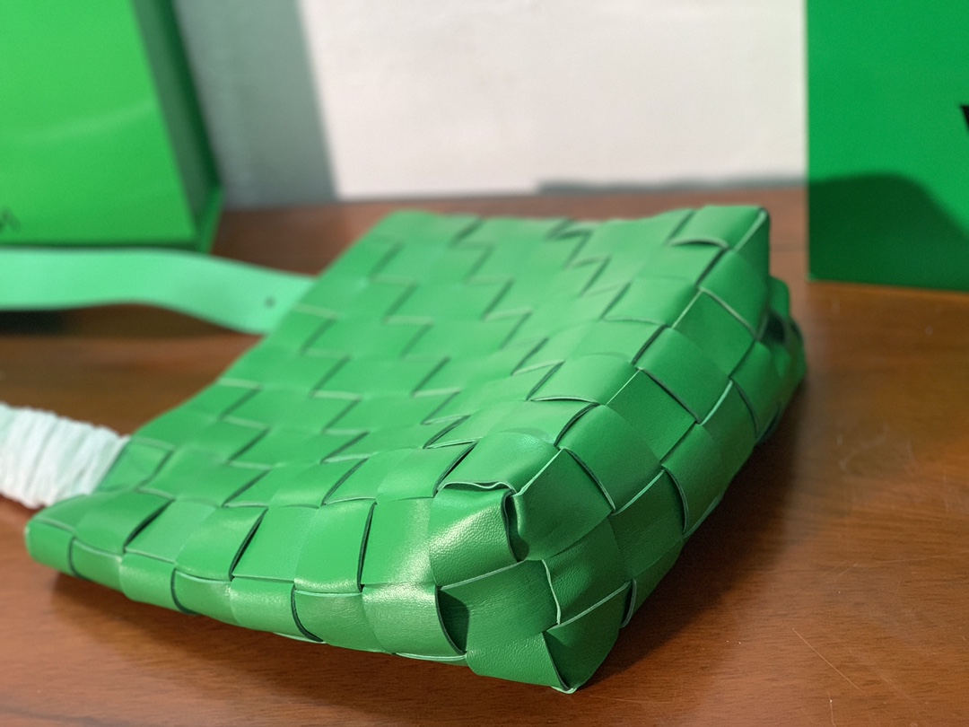 B0tt*ga Ven*ta Shoulder Bag Nappa Green, For Women, Women’s Bags 12.9in/33cm