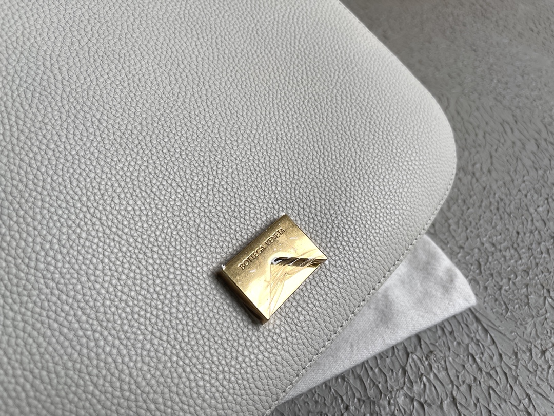 B0tt*ga Ven*ta Mount White, For Women, Women’s Bags 10.6in/27cm