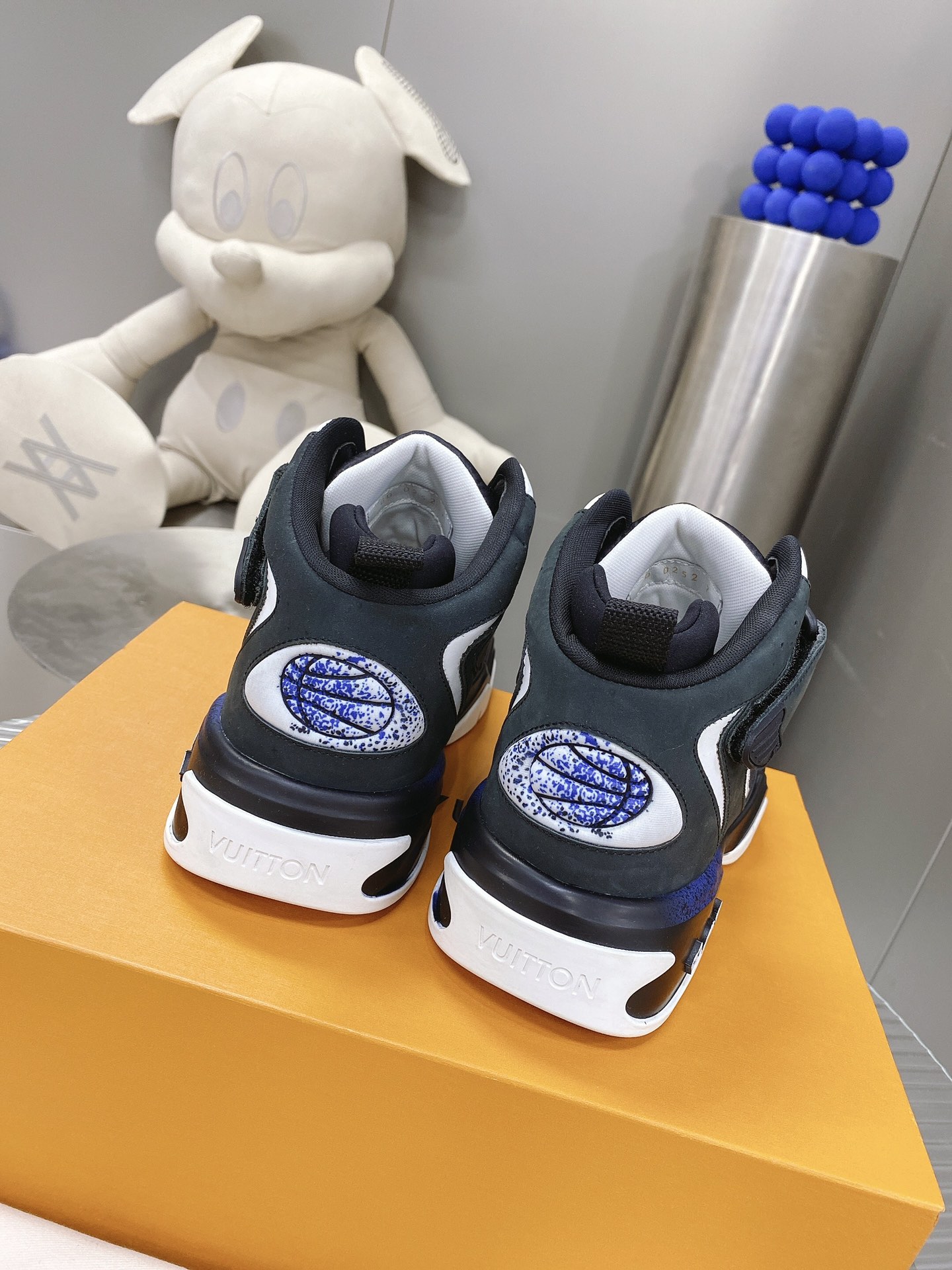 L0vis Vvtt0n Women’s Sneaker LV Trainer 2 Black For Women LV