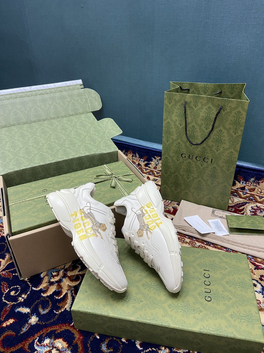 Gvc*1 Men’s Rhyton Sneakers With Gvc*1 Tiger White Ivory For Men 687611 DRW00 9522