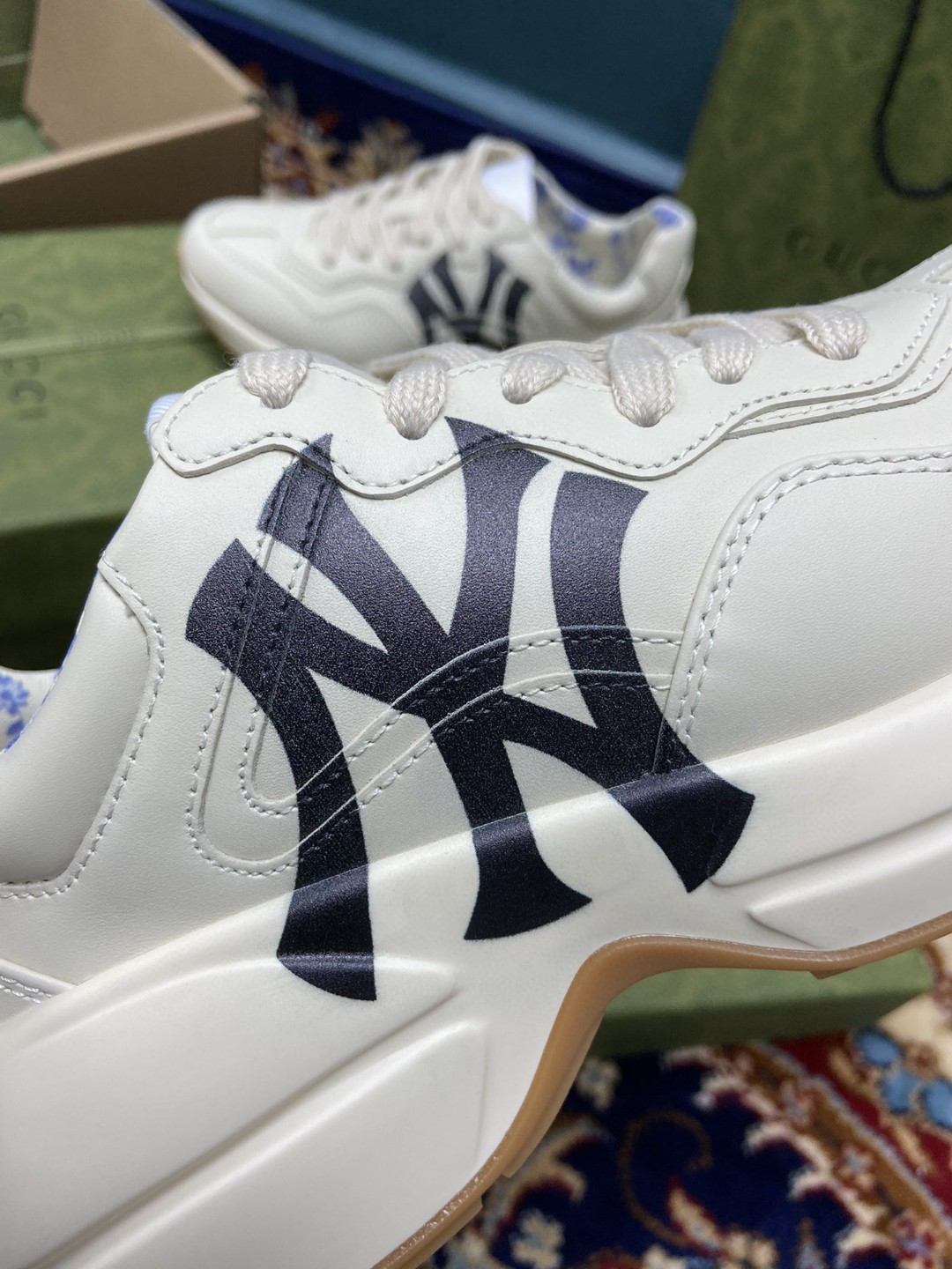 Gvc*1 Men’s Rhyton Sneaker GG With NY Yankess White Ivory For Men 548638 DRW00 9022