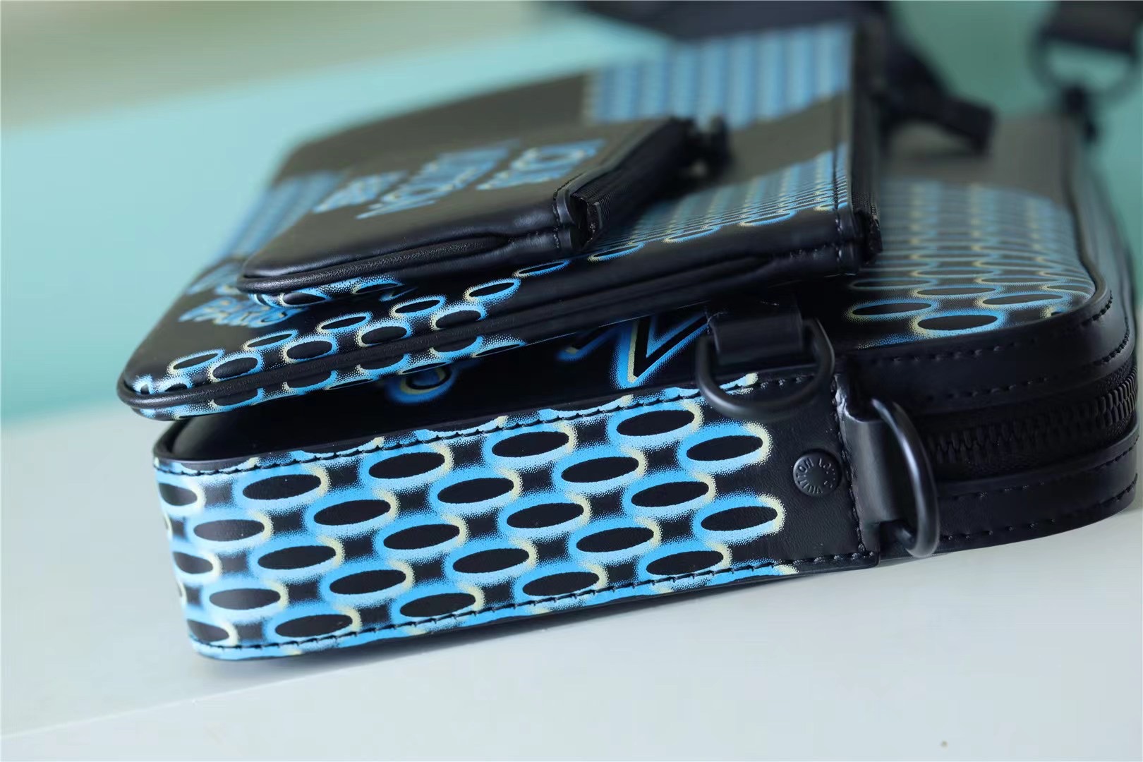 L0vis Vvtt0n Trio Messenger Damier Spray Blue For Men, Men’s Bags, Shoulder And Crossbody Bags 9.5in/25cm LV