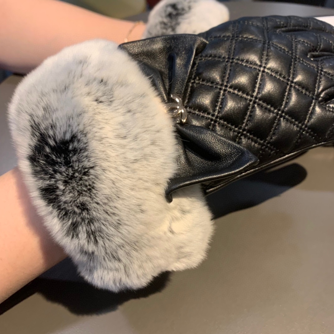 Ch**el Gloves In Black